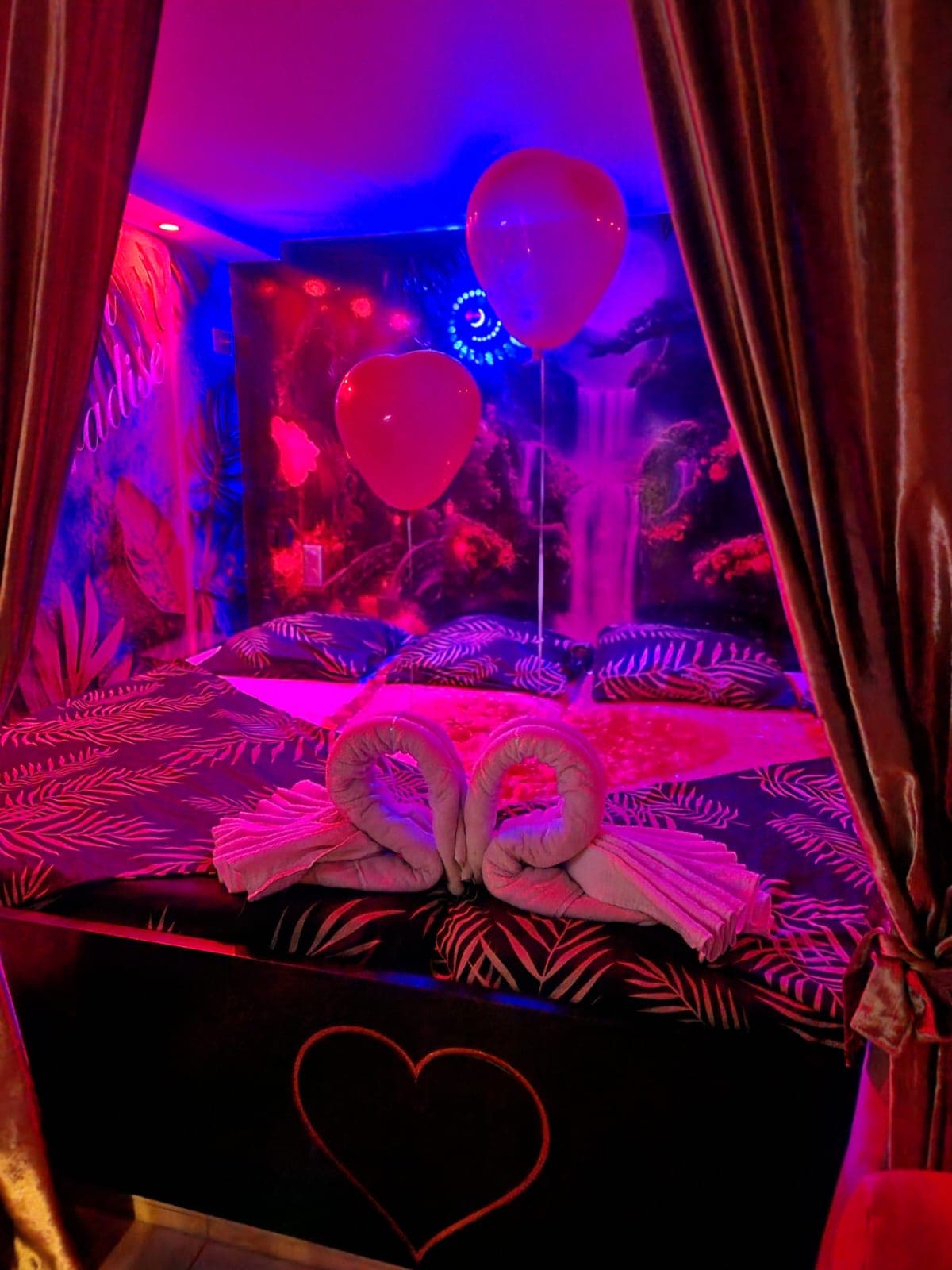 Chambre romantique, lumière douce et literie soignée