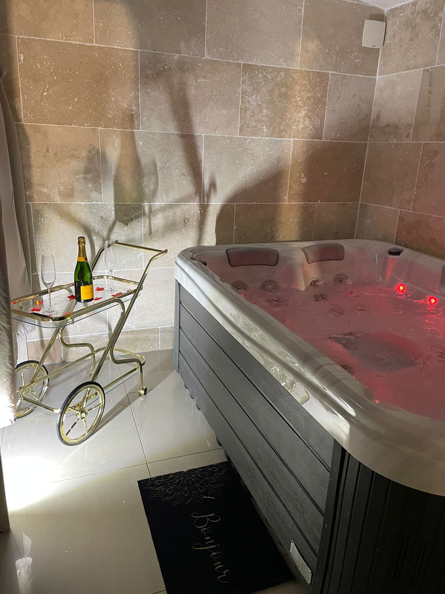 Jacuzzi intérieur, lumière d’ambiance et champagne