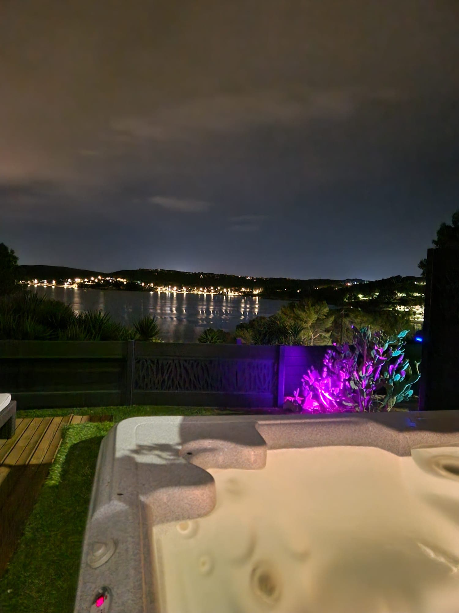 Piscine au crépuscule, reflets sur l’eau et éclairage chaleureux
