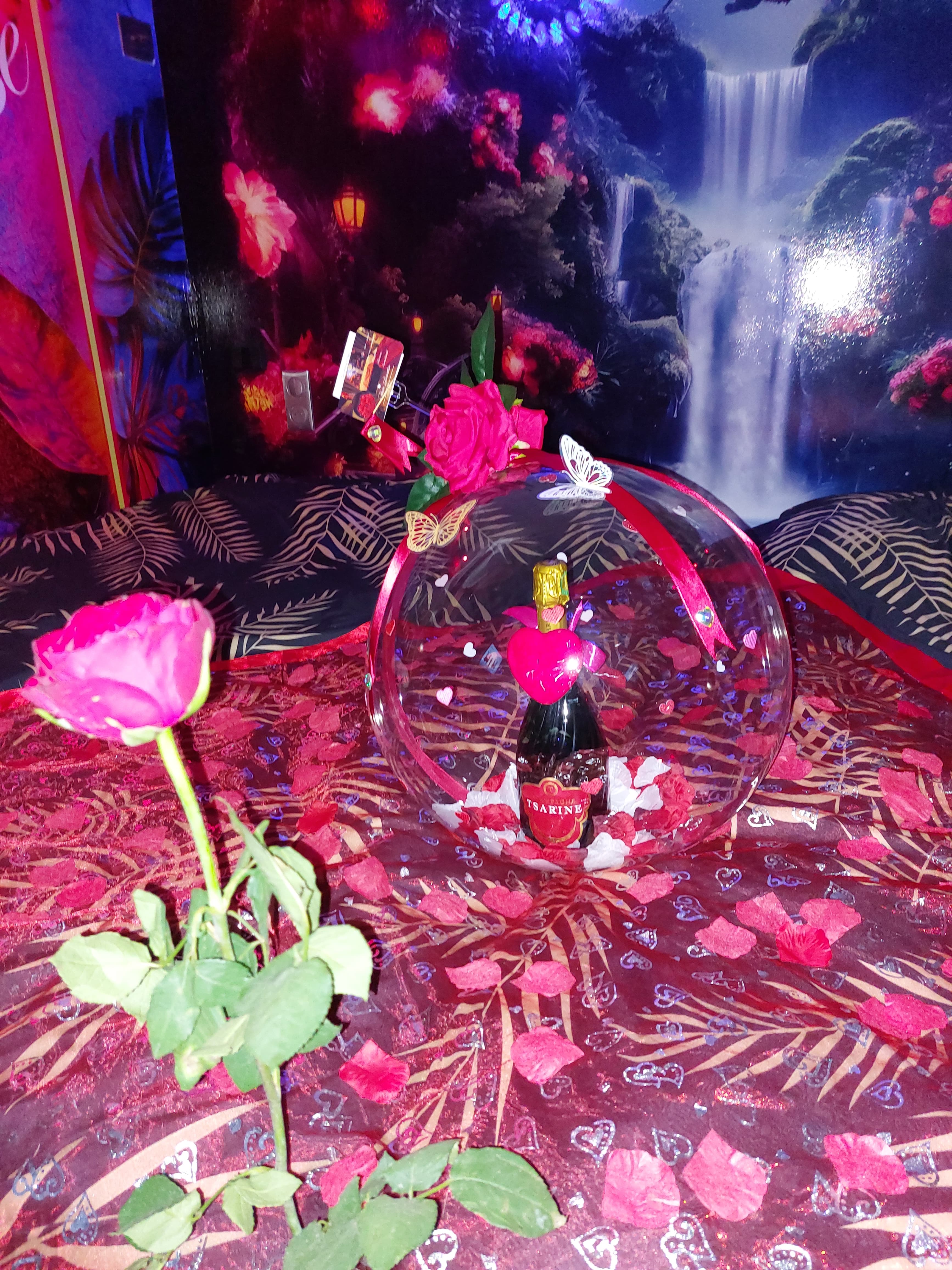 Chambre romantique · champagne et pétales de roses
