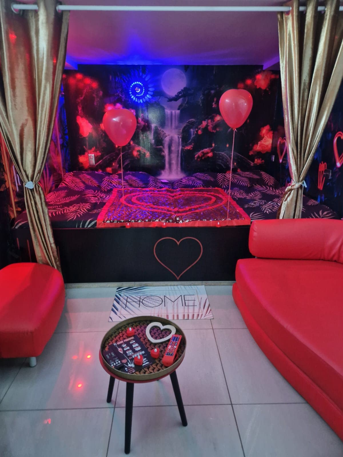 Salon privatif · canapé et lit romantique dans le même espace