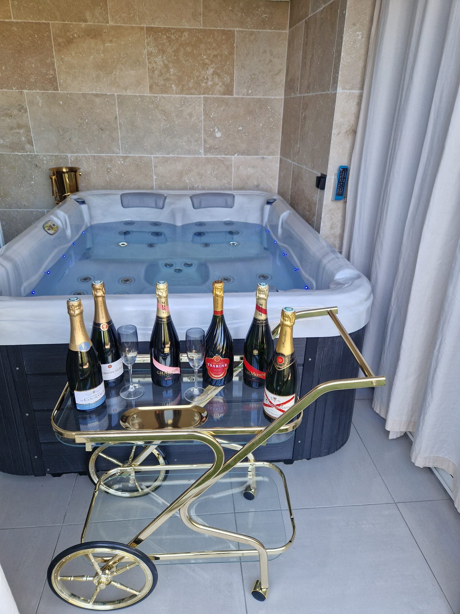 Jacuzzi intérieur · champagne disponible sur demande