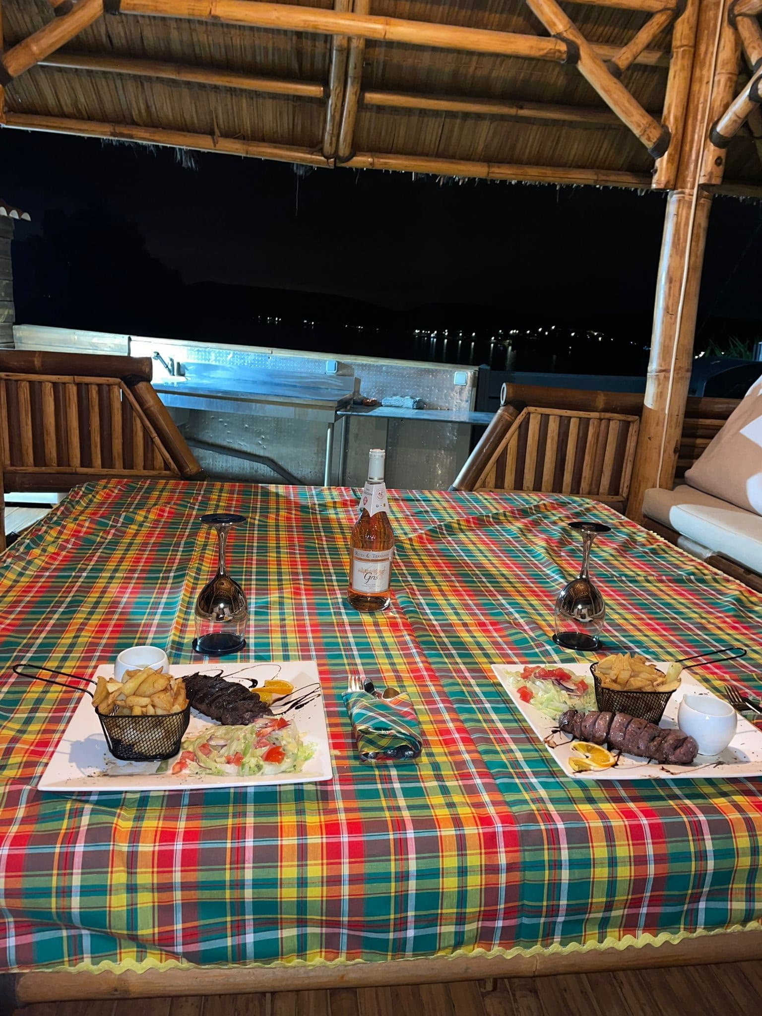 Gazebo · dîner face à l'étang
