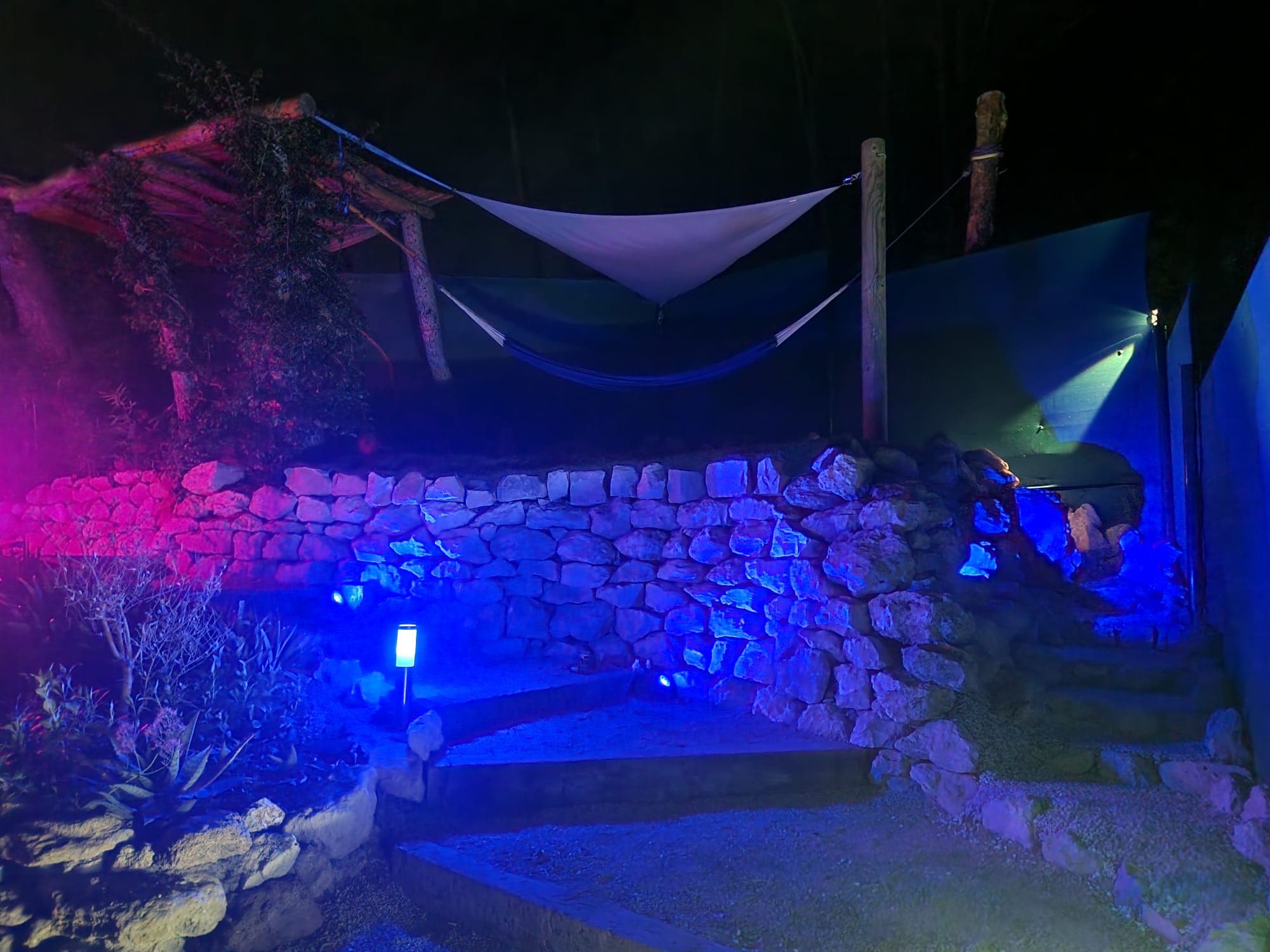 Gazebo & coin suspendu · éclairage d'ambiance le soir