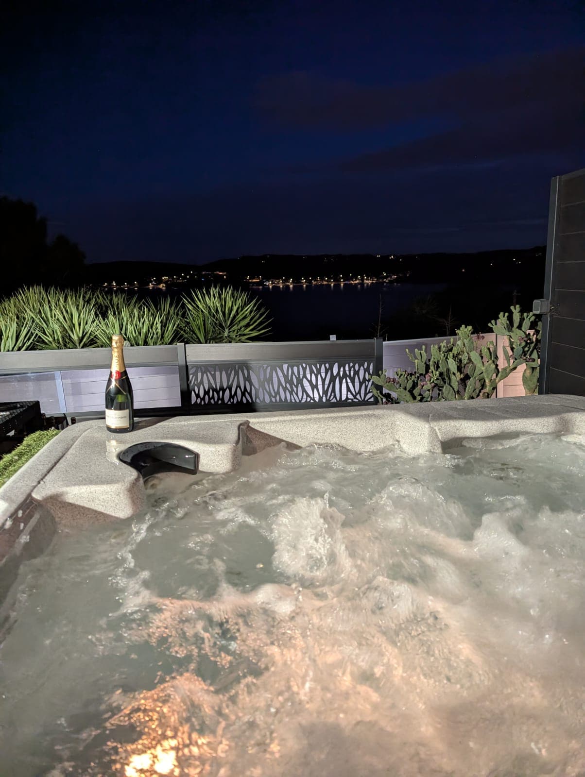 Jacuzzi extérieur · vue sur l'étang, champagne au bord du bain